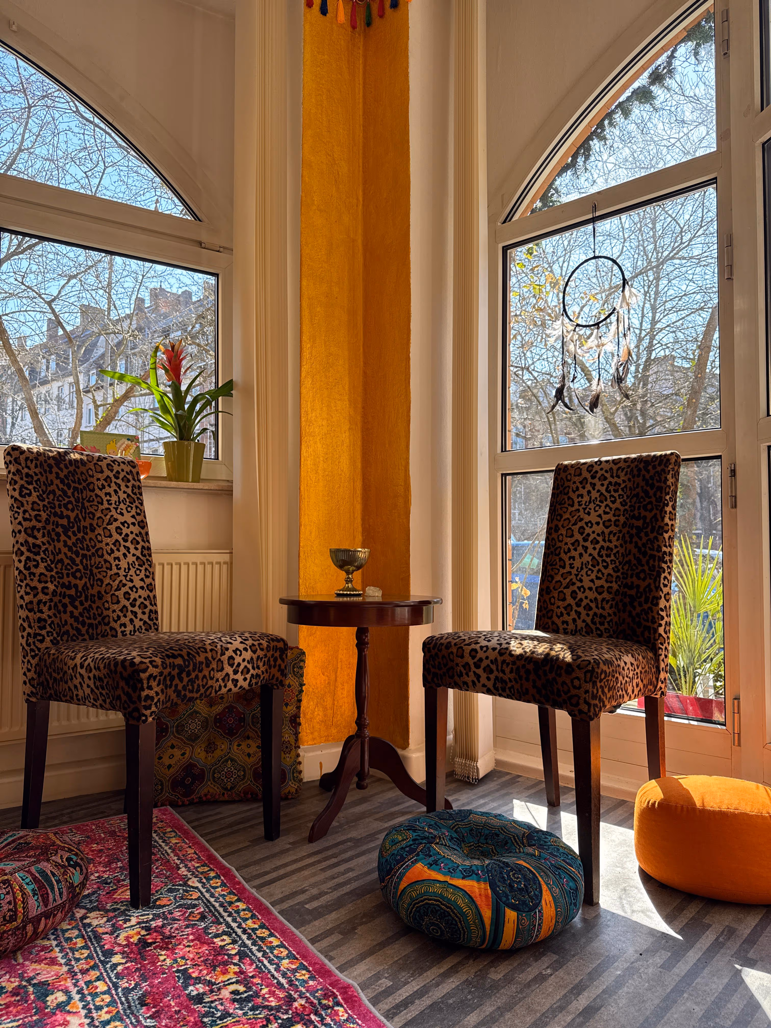 <subject>[background image] image of outdoor space (for a productivity tools business)</subject>